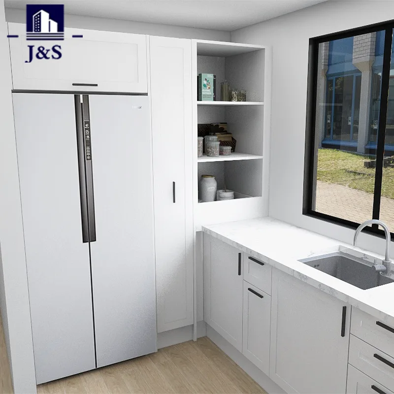 White Shaker L-muotoinen keittiö, jossa ruokakomero